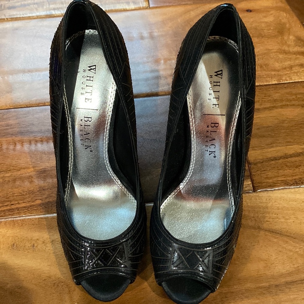 White House black market Black pump shoes